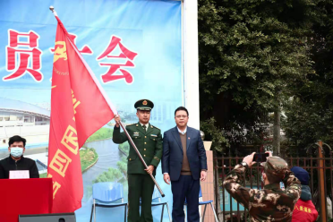 武警廣東省總隊廣州支隊軍訓團教導員王冰兵少校在講話中對全體參訓